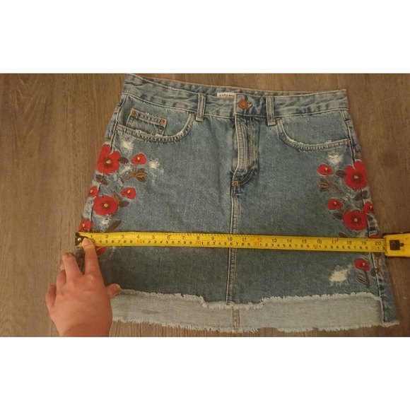 Zara floral embroidered denim skirt - Picture 6 of 7